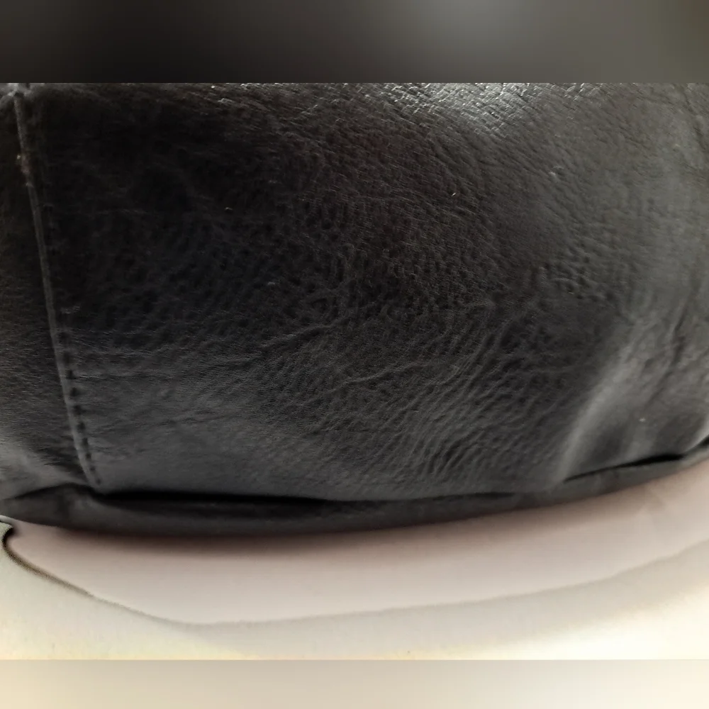 Faux Leather Crossbody Bag With Magnetic Closure    Size 11